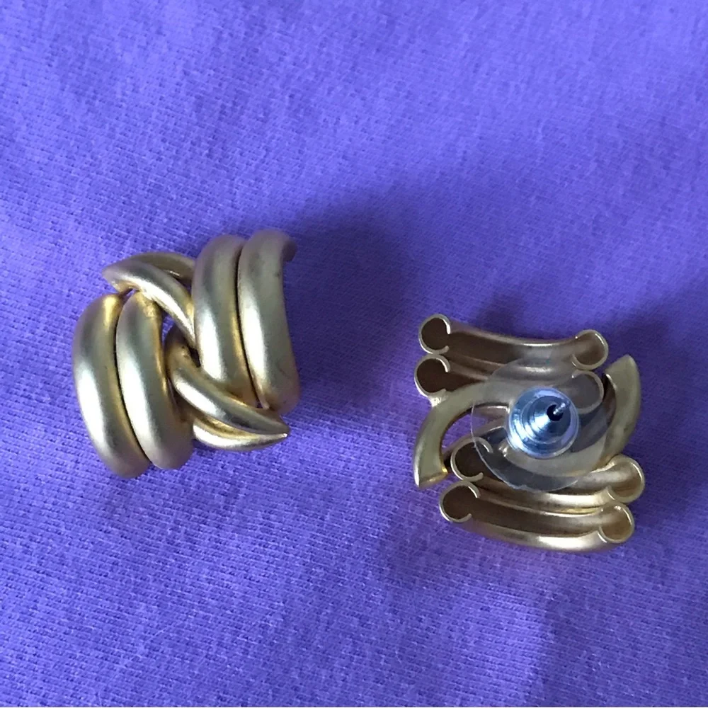 Vintage Artisan Style Goldtone Pierced Earrings Very lightweight. - Picture 3 of 5